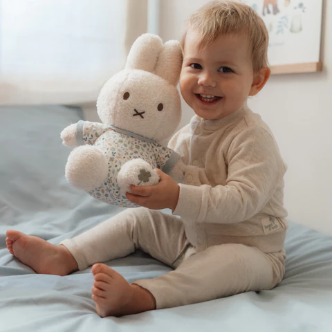 LITTLE DUTCH. Υφασμάτινο κουκλάκι Miffy – Lucky Leaves GRS 30εκ. 8 LITTLE DUTCH. Υφασμάτινο κουκλάκι Miffy – Lucky Leaves GRS 30εκ. 8