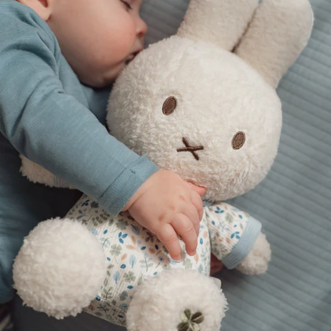 LITTLE DUTCH. Υφασμάτινο κουκλάκι Miffy – Lucky Leaves GRS 30εκ. 10 LITTLE DUTCH. Υφασμάτινο κουκλάκι Miffy – Lucky Leaves GRS 30εκ. 10