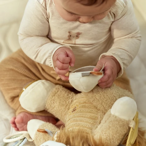 LITTLE DUTCH. Υφασμάτινο λιονταράκι δραστηριοτήτων Safari Friends GRS 13 LITTLE DUTCH. Υφασμάτινο λιονταράκι δραστηριοτήτων Safari Friends GRS 13